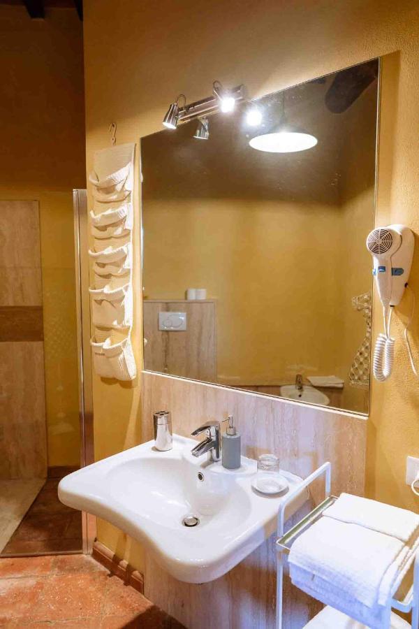 Agriturismo Bio Fattoria Di Pietra Giuncarico Eksteriør billede
